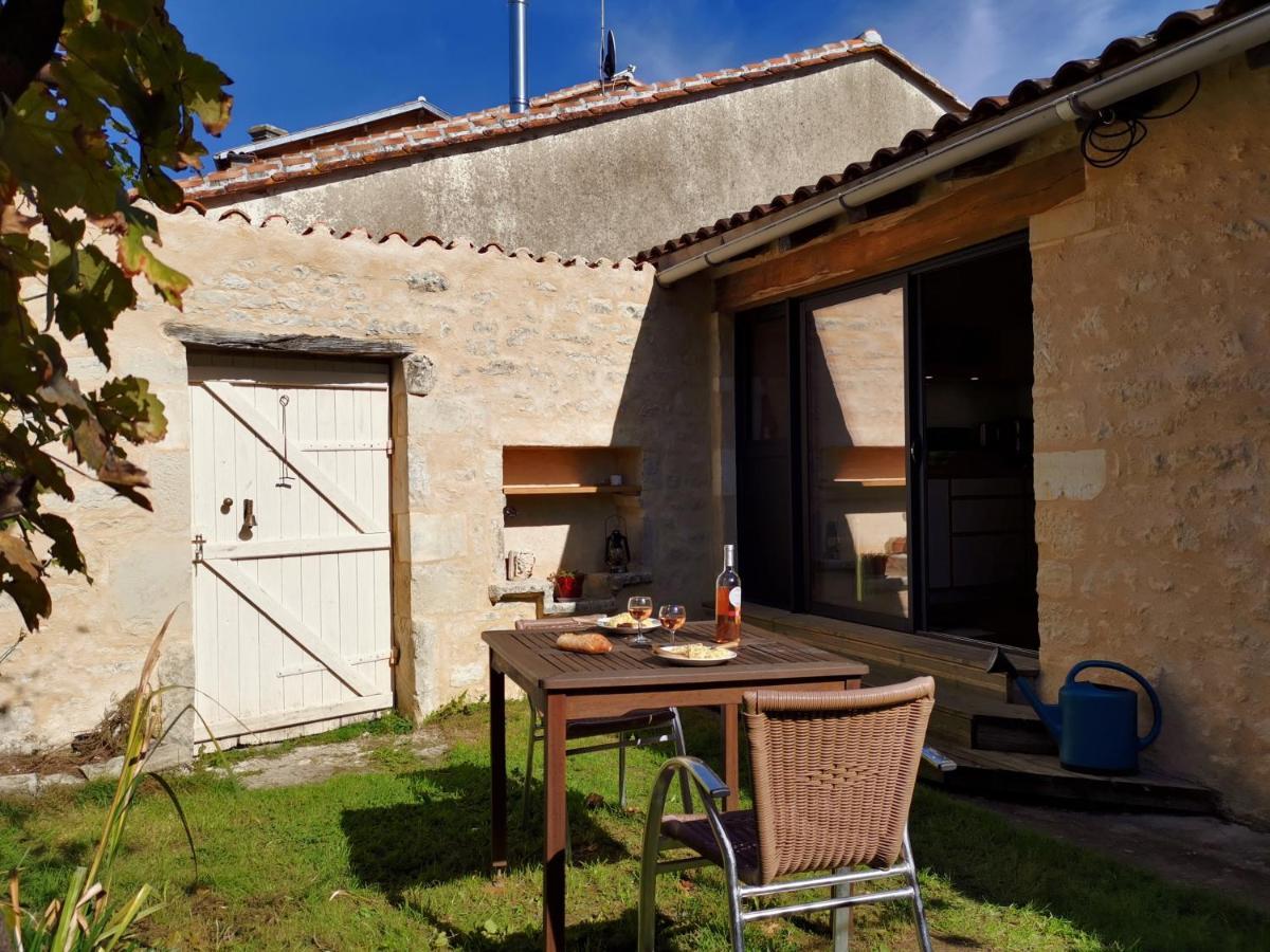 La Maison De Thomas Saint-Amant-de-Boixe Kültér fotó