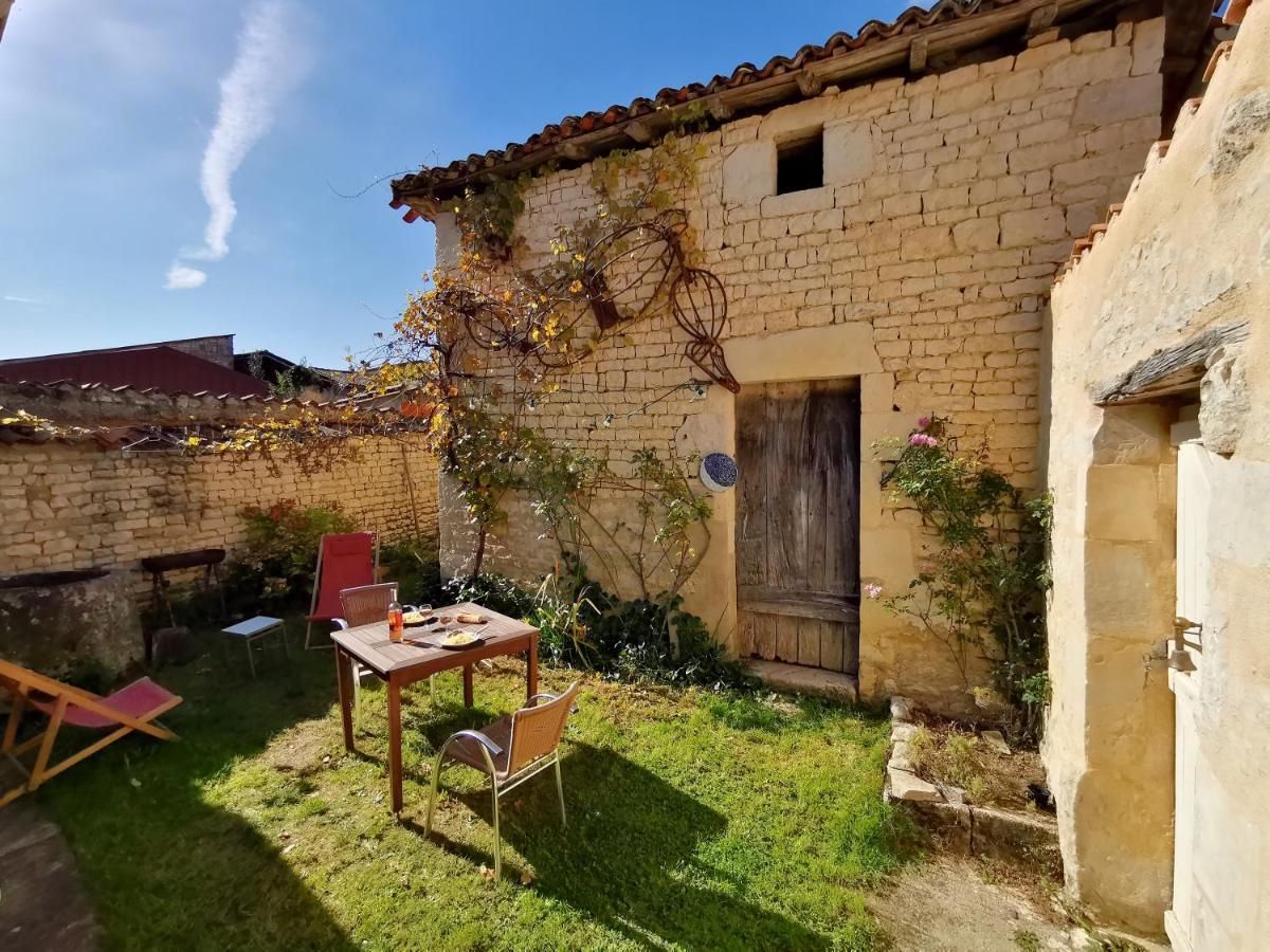La Maison De Thomas Saint-Amant-de-Boixe Kültér fotó
