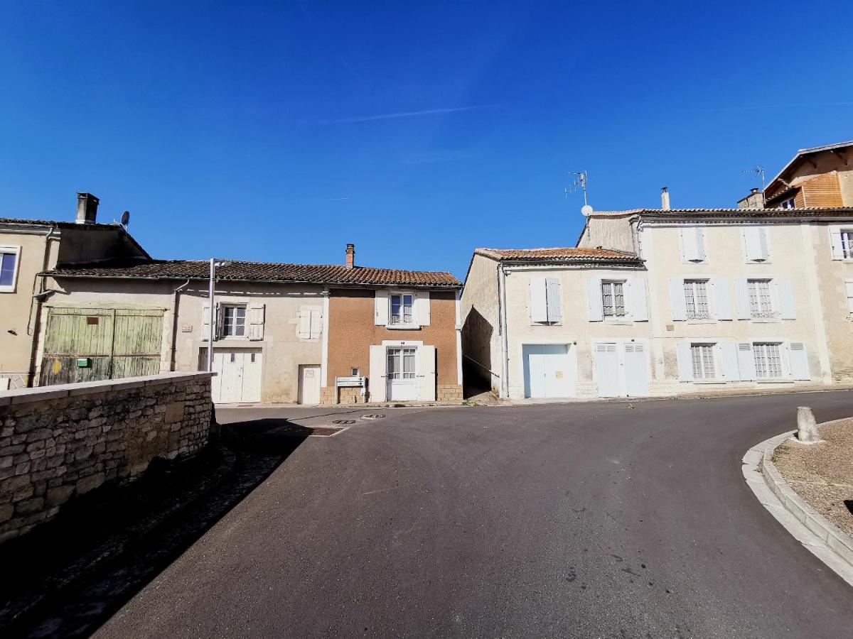 La Maison De Thomas Saint-Amant-de-Boixe Kültér fotó