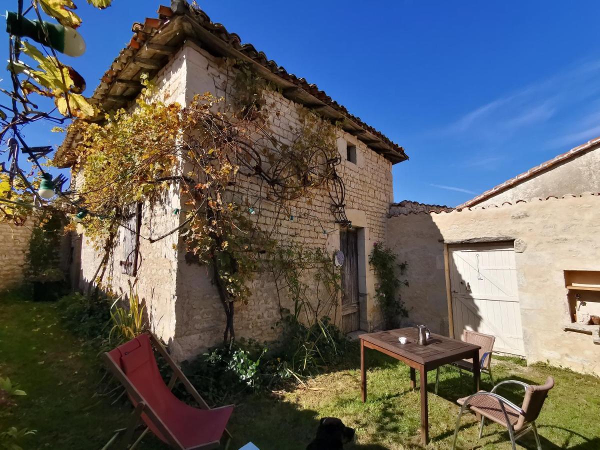 La Maison De Thomas Saint-Amant-de-Boixe Kültér fotó
